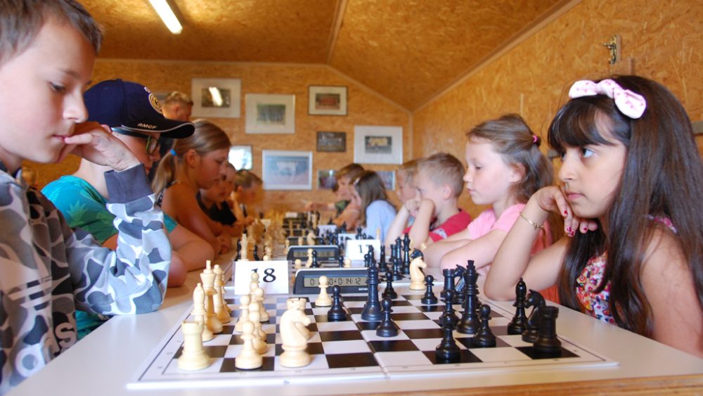 Kinder beim Schach