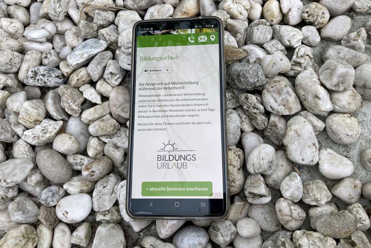 Smartphone liegt auf Steinen