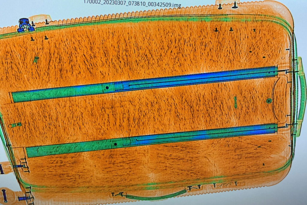 Röntgenbild des Koffers.